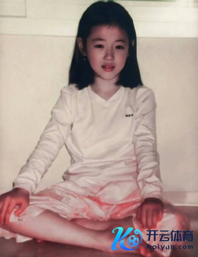 哥哥晒崔雪莉未公开童年照 穿戴寝衣懵懂又可儿